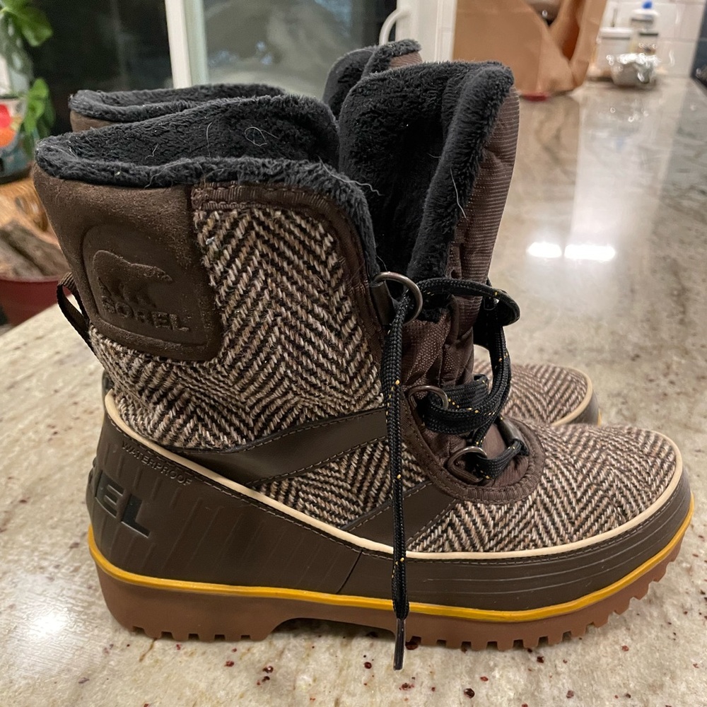 Sorel Tivoli snow boots size 9